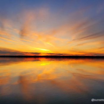 Didn't really feel like getting off the couch tonight but I'm so glad I did! #reflectionphotography #reflection_perfection #reflectionshot