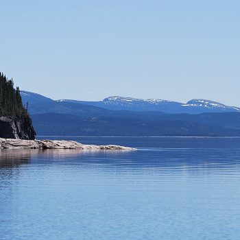 Le réservoir Manic V avec les monts Groulx en arrière plan.