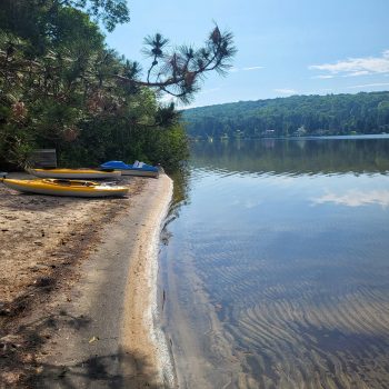 J'adore cette photo. Plage narurelle au Lac La Minerve.

Elle montre le calme, la paix, la beauté.
Les rides du sable, les frissons de l'eau évoquent la vie du lac.