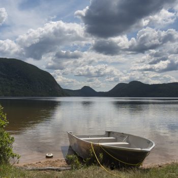 Une chaloupe de pêche aux abords du lac au Porc-Épic, à 680 mètres d'altitude dans le parc national des Hautes-Gorges-de-la-Rivière-Malbaie.