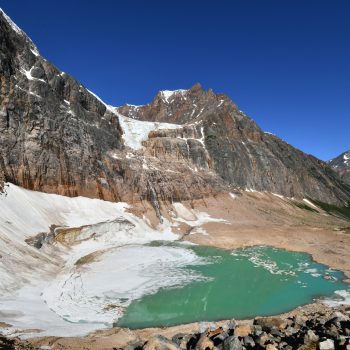 Une courte randonnée permet d'accéder à ce superbe lac de couleur émeraude qui, lors de ma visite, au début juillet, était encore partiellement couvert de glace.