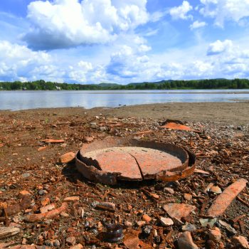 In June 2024, the level of Kénogami lake was abnormally low due to low winter precipitation. In several places, we could see the lake bed as well as rusty waste thrown into the body of water probably ...