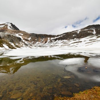 To access Lake Helen you have to walk on a trail for 5.8 km, during my visit in early July, there was still some ice on the lake

Pour accéder au lac Helen on doit marcher dans un sentier pendant 5 ...