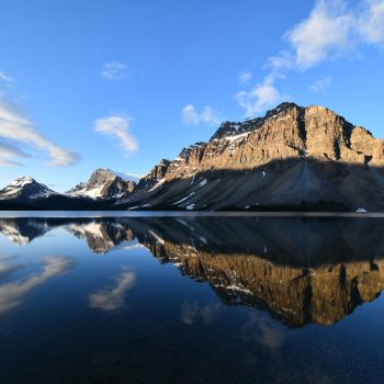 Sunrise at Bow lake in Banff national park. Lever de soleil au lac Bow dans le parc national de Banff.